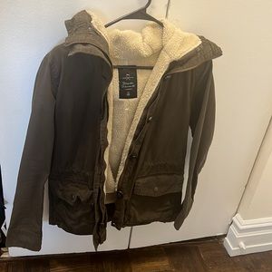 Gap size xs utility jacket. Sherpa lining is removable.